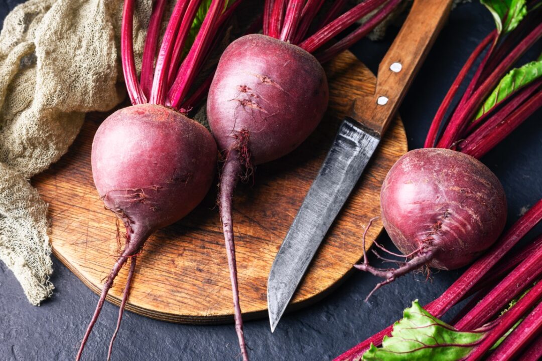 Frische Rote Beete auf einem Holzbrett mit Messer
