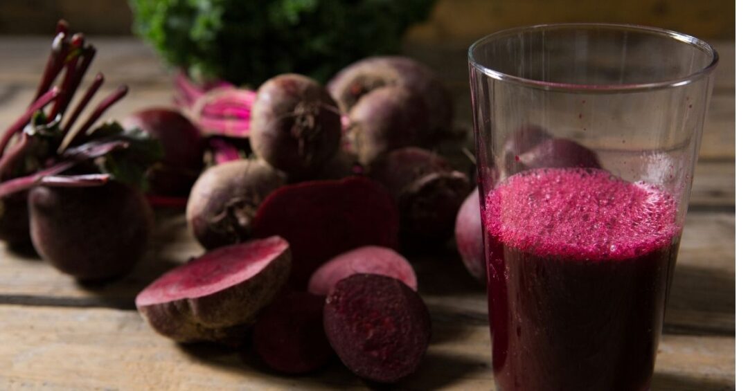Frischer Rote-Bete-Saft mit Knollen als Beispiel für wertvolle Rote Bete Inhaltsstoffe