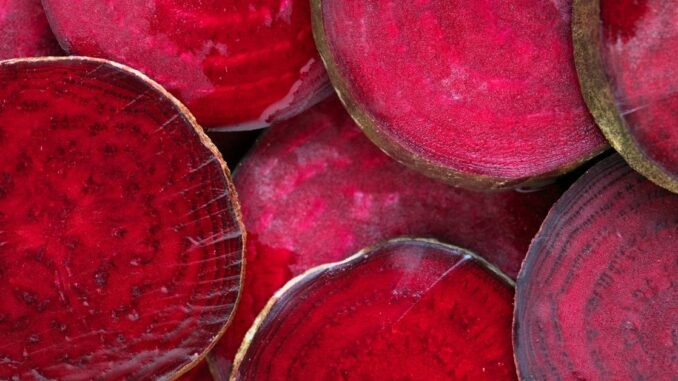 Rote Bete Info Inhaltsstoffe (4) Aufgeschnittene Knollen zeigen die intensive Farbe und stehen für vielfältige Rote Bete Inhaltsstoffe