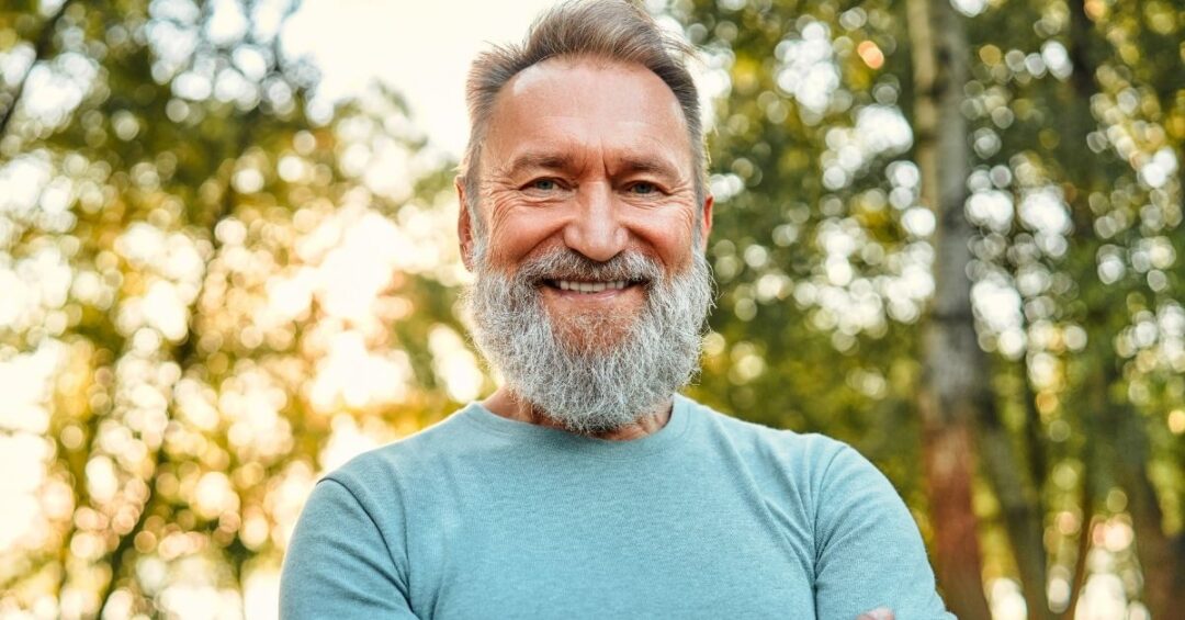Aktiver älterer Mann als Symbol für bewusste Ernährung mit Rote Bete Inhaltsstoffe