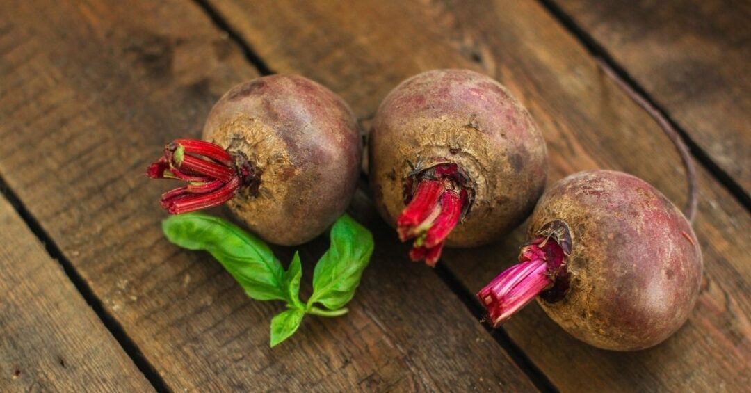 Frische Rote Bete auf rustikalem Holztisch – natürliche Quelle für Nitrat und sekundäre Pflanzenstoffe im Zusammenhang mit Oxalsäure und Ernährung.