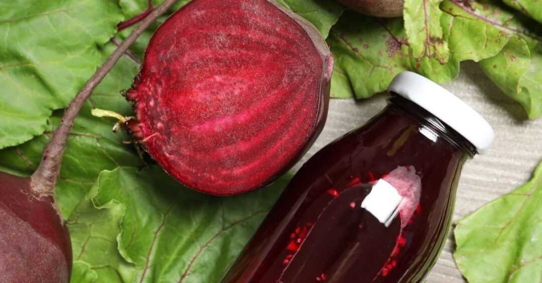 Rote-Bete-Saft neben frischer Roter Bete – reich an Betanin, Nitrat und natürlichen Pflanzenstoffen trotz moderatem Oxalatgehalt.