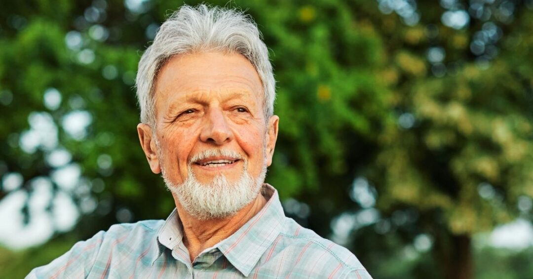 Älterer Mann im Grünen – gesunde Ernährung und bewusster Umgang mit Oxalsäure können die Nierengesundheit unterstützen.