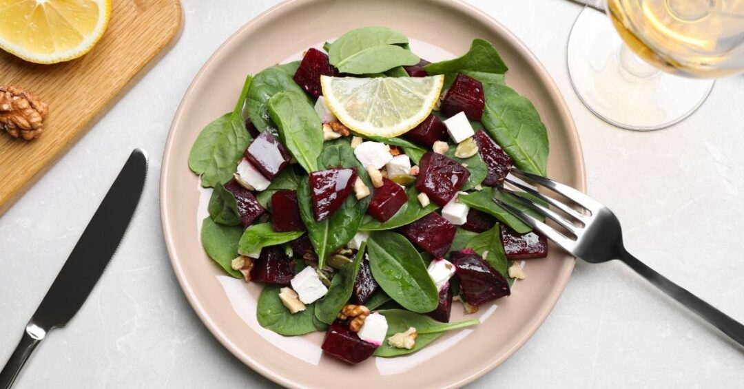 Rote-Bete-Salat mit Spinat, Feta und Walnüssen – oxalathaltige Lebensmittel clever mit Kalzium kombiniert.