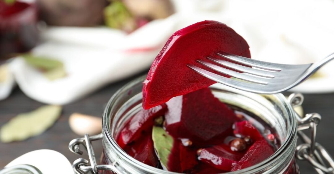 Eingelegte Rote Bete im Glas – fermentierte oder zubereitete Varianten können den Oxalsäuregehalt reduzieren.