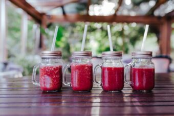 Rote Bete-Saft in kleinen Flaschen mit Strohhalm