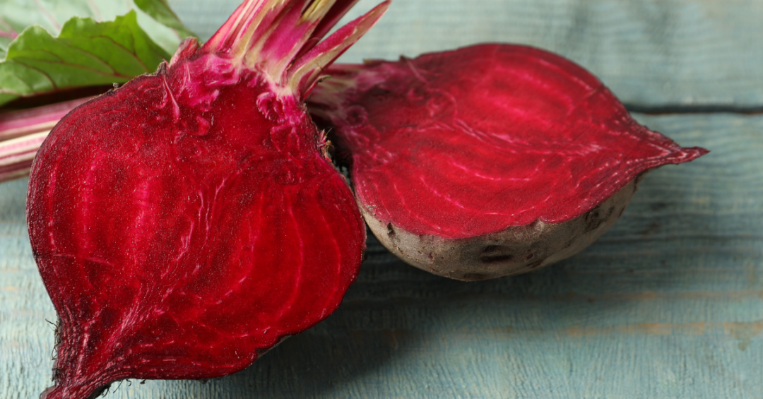 Halbierte rohe Rote Bete mit kräftig roter Farbe – Beispiel für die intensive Färbekraft beim Rote Bete roh essen.