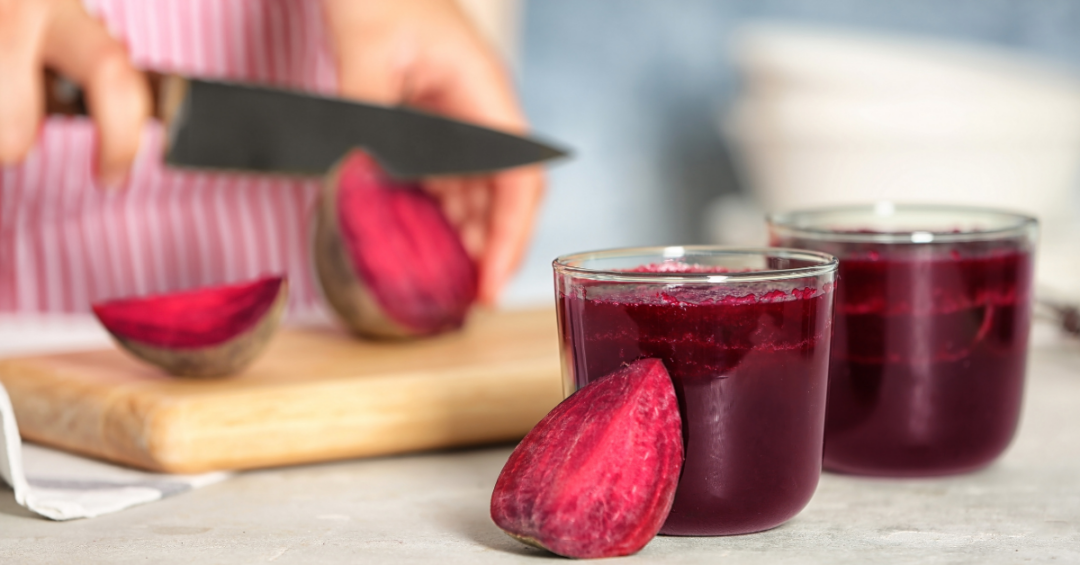 Zubereitung von Rote-Bete-Saft aus roher Rote Bete – praktische Idee für alle, die Rote Bete roh essen oder trinken möchten.