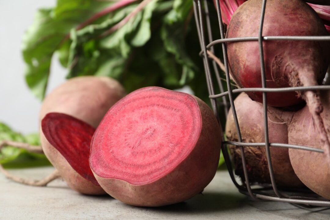 Rote Beete mit Grün in einem Korb.