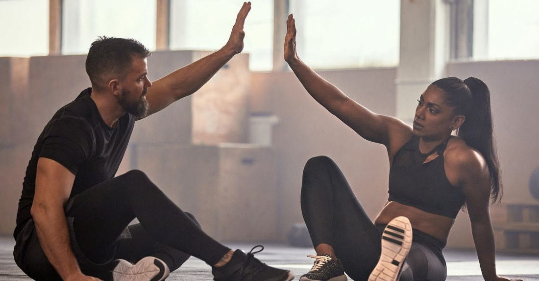 Zwei Sportler geben sich nach dem Training ein High Five