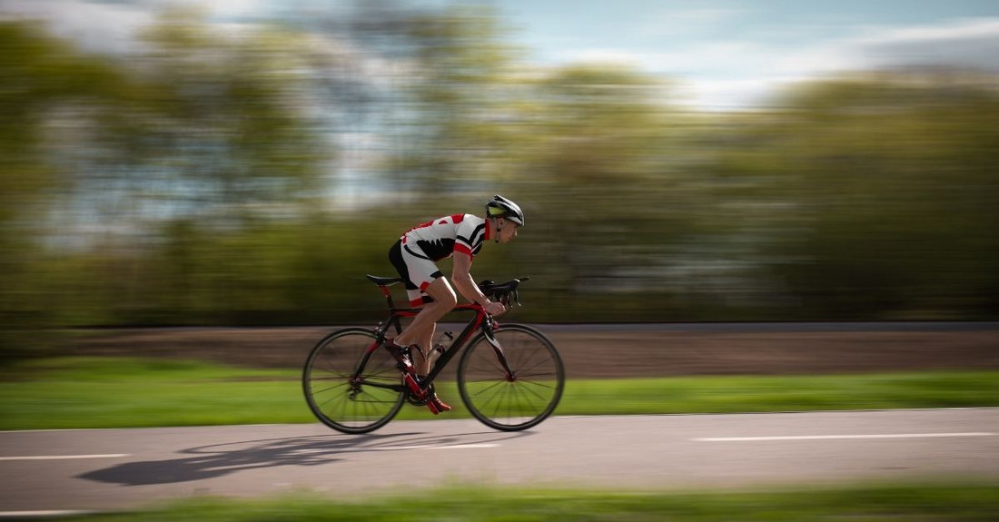 Radfahrer bei hohem Tempo während einer intensiven Trainingseinheit